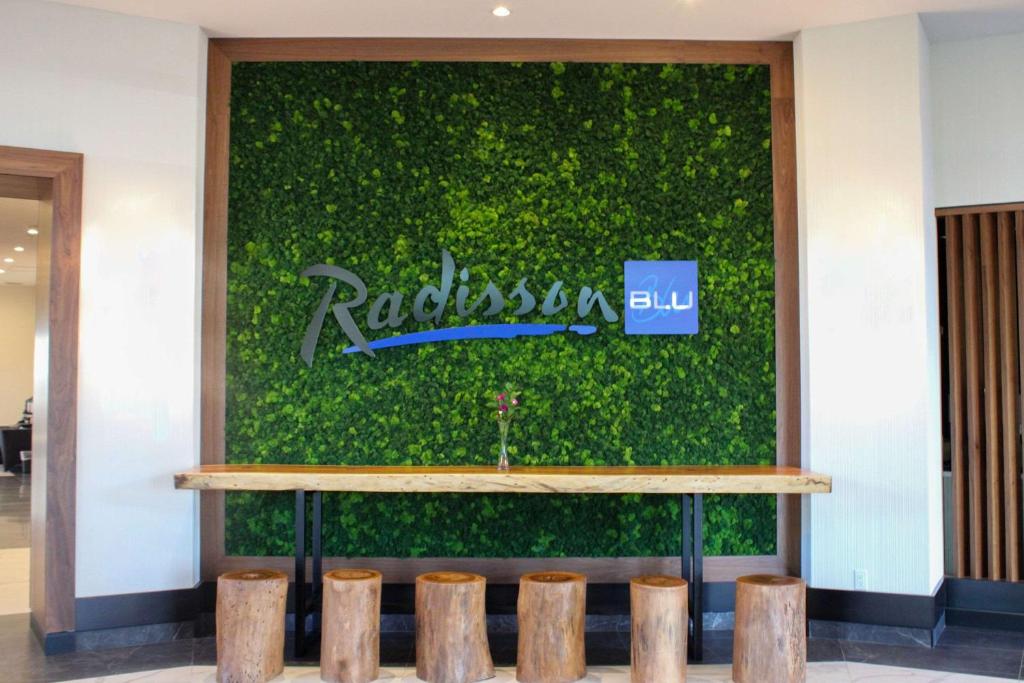 Certifikát, hodnocení, plakát nebo jiný dokument vystavený v ubytování Radisson Blu Vancouver Airport Hotel & Marina