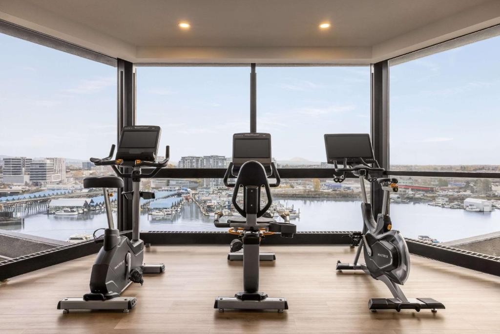 Fitness centrum a/nebo fitness zařízení v ubytování Radisson Blu Vancouver Airport Hotel & Marina
