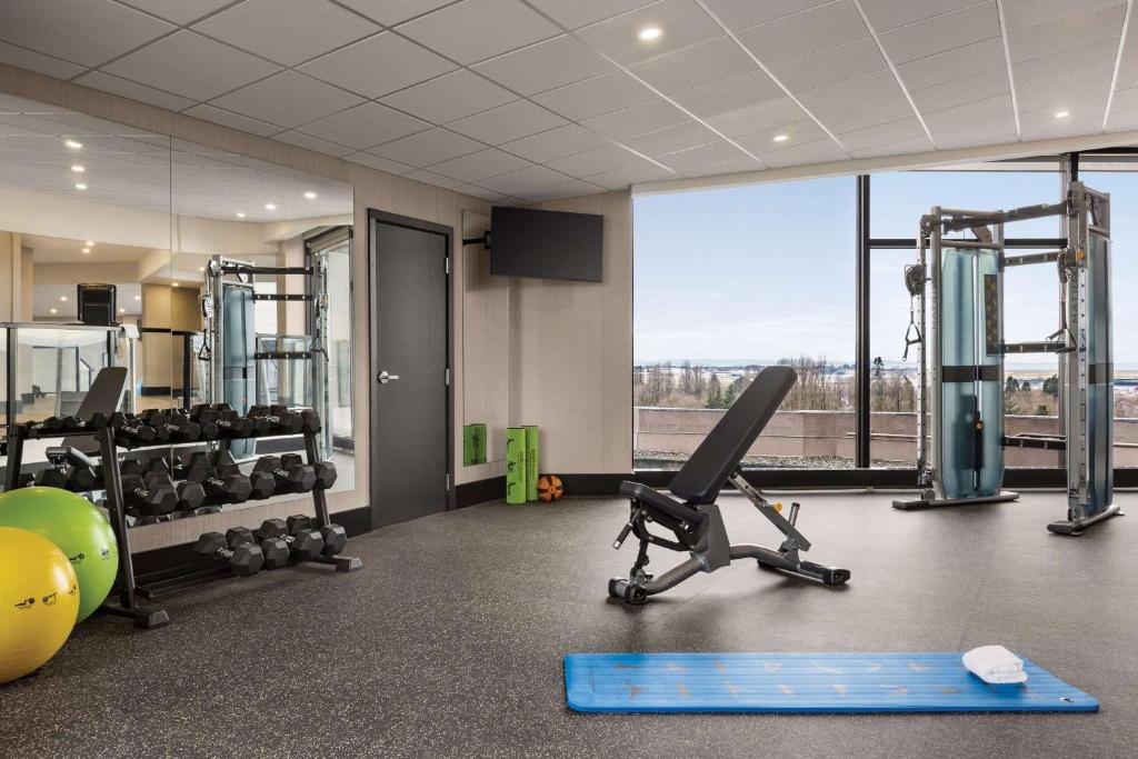 Fitness centrum a/nebo fitness zařízení v ubytování Radisson Blu Vancouver Airport Hotel & Marina