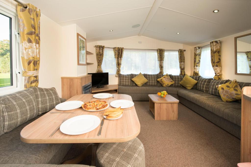 Trelawne Manor Holiday Park - Caravana Plateada De 2 Dormitorios