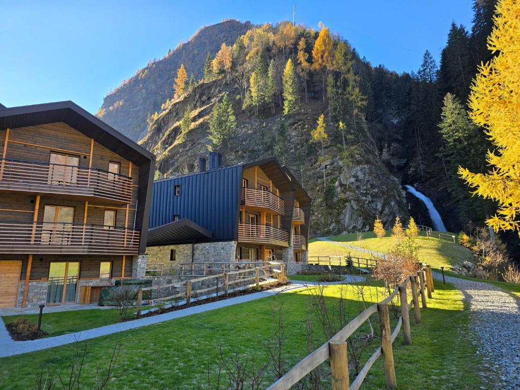 a building with a mountain in the background at Olterzuba Hus in Alagna Valsesia