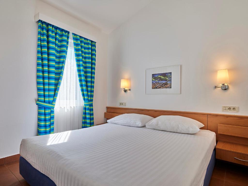 Postel nebo postele na pokoji v ubytování Koversada Apartments Naturist Park