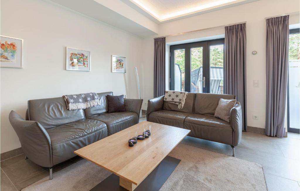 ein Wohnzimmer mit Sofa und Tisch in der Unterkunft Master in Binz