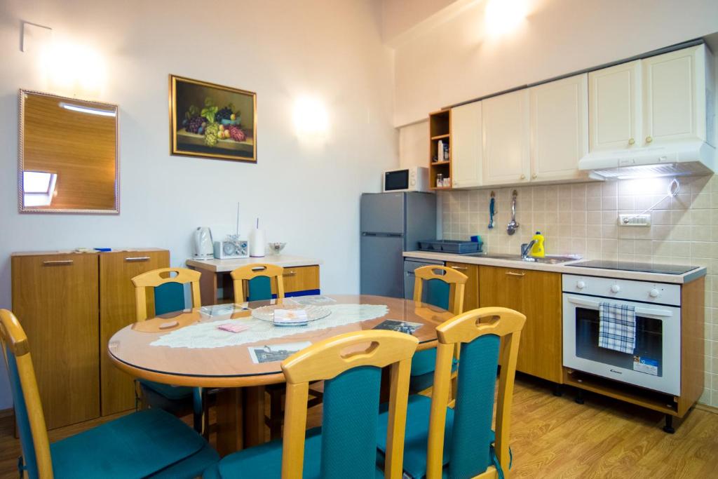 Kuchyňa alebo kuchynka v ubytovaní Apartman Rudi