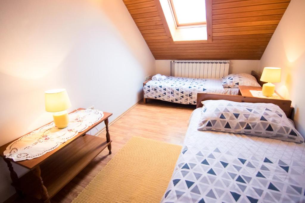 Posteľ alebo postele v izbe v ubytovaní Apartman Rudi