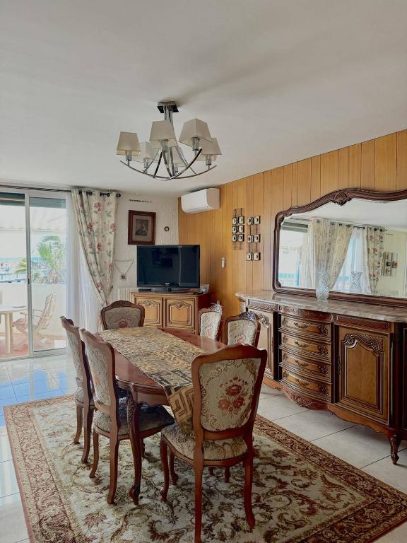 une salle à manger avec une table et des chaises dans l'établissement Superbe T2 avec vue sur le port et la mer avec parking privé 4RP221, au Barcarès