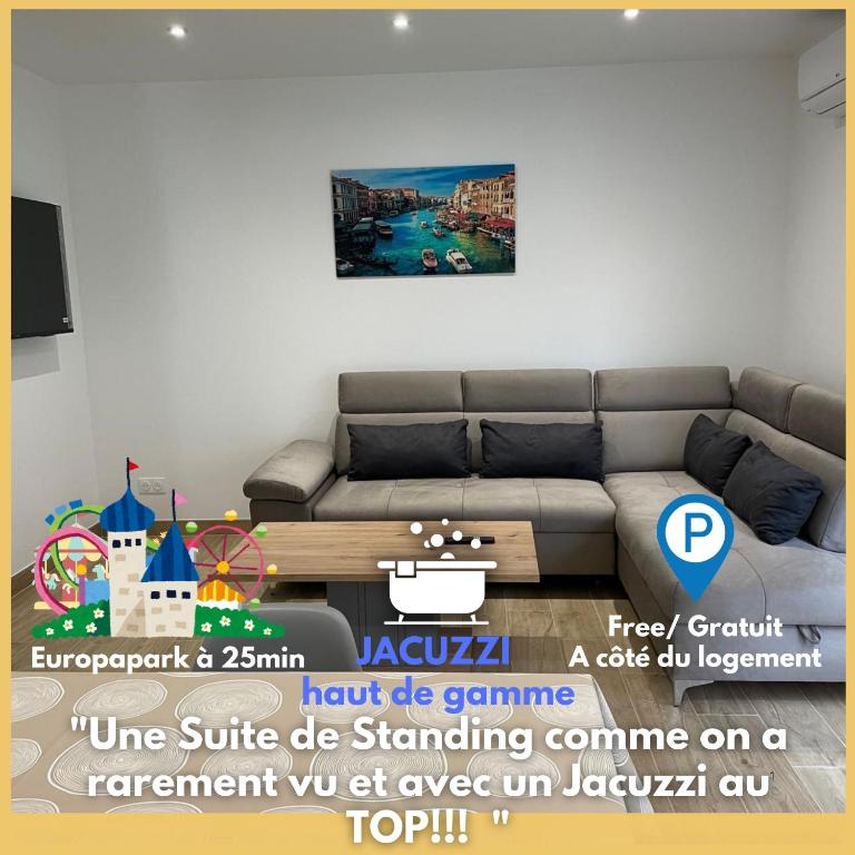 un salon avec un canapé et un tableau au mur dans l'établissement Europapark à 11km Suite Lune avec Jacuzzi, à Friesenheim