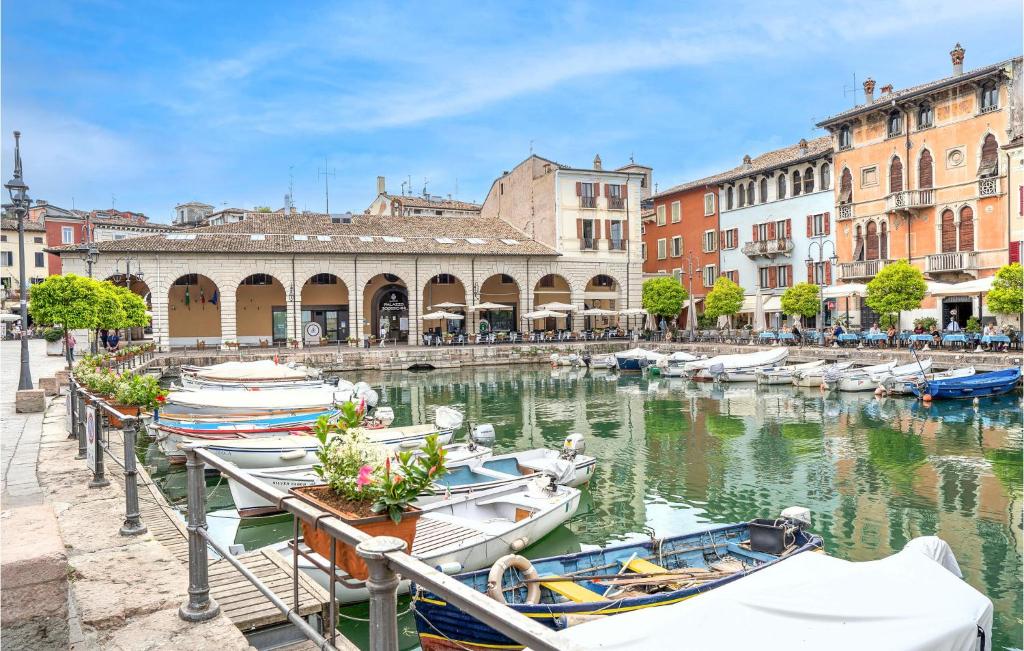 Fotografia z galérie ubytovania Lovely Home In Desenzano Del Garda v destinácii Desenzano del Garda
