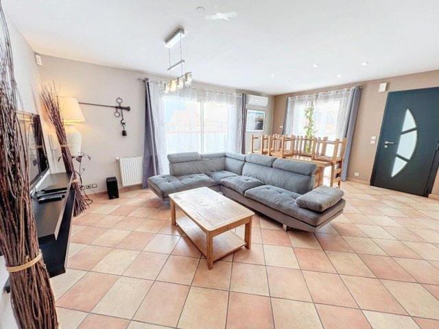 un salon avec un canapé et une table dans l'établissement Charmante maison à deux pas de la plage 6ALOU2, au Barcarès