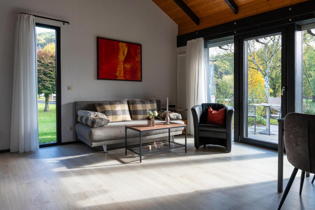 una sala de estar con un sofá y una mesa en Apartment Anna - FeWo 56qm2 - Hausen-Wied, en Hausen-Wied