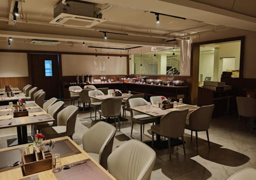 Restaurace v ubytování Zip By Spree Hotels Shirdi