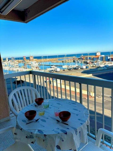 - une table sur un balcon avec vue sur l'océan dans l'établissement Deux pièce vue Mer et Port 4PP2B32, au Barcarès