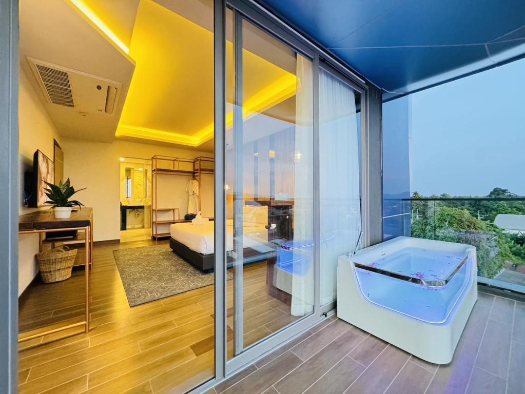 Postel nebo postele na pokoji v ubytování The Blue Hotel - SHA Plus