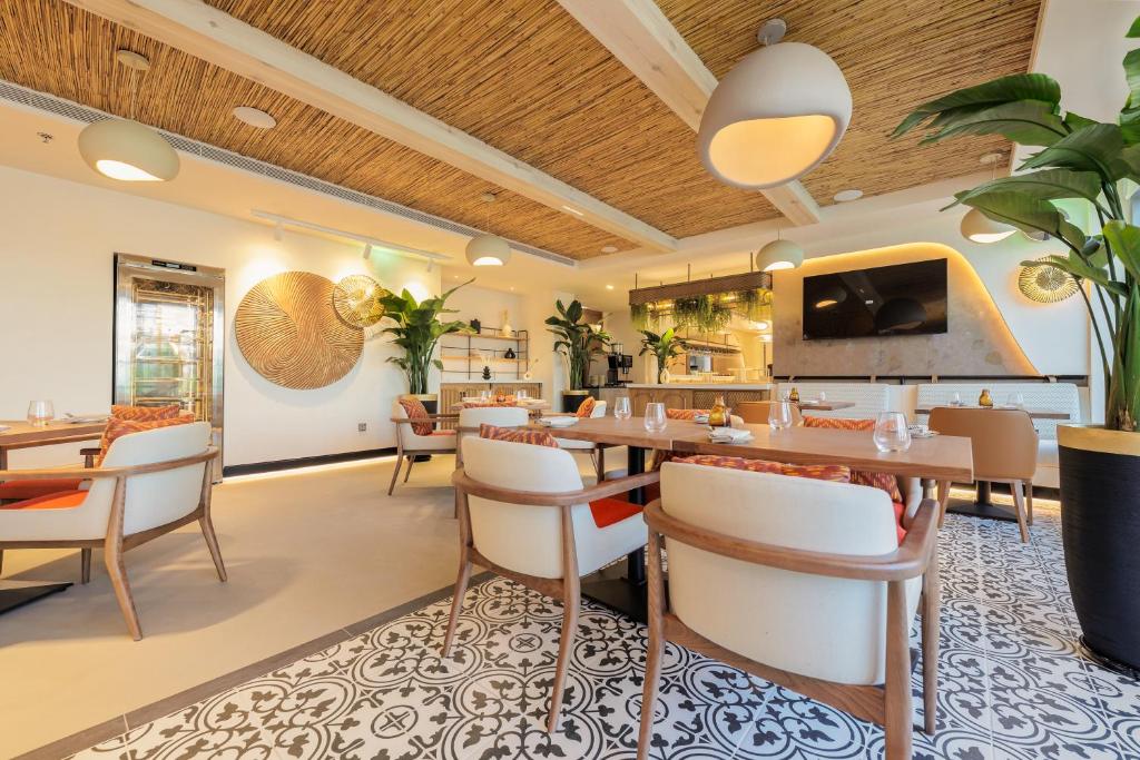 Televiisor ja/või meelelahutuskeskus majutusasutuses Hotel Avalon Dubai Jumeirah Village Circle