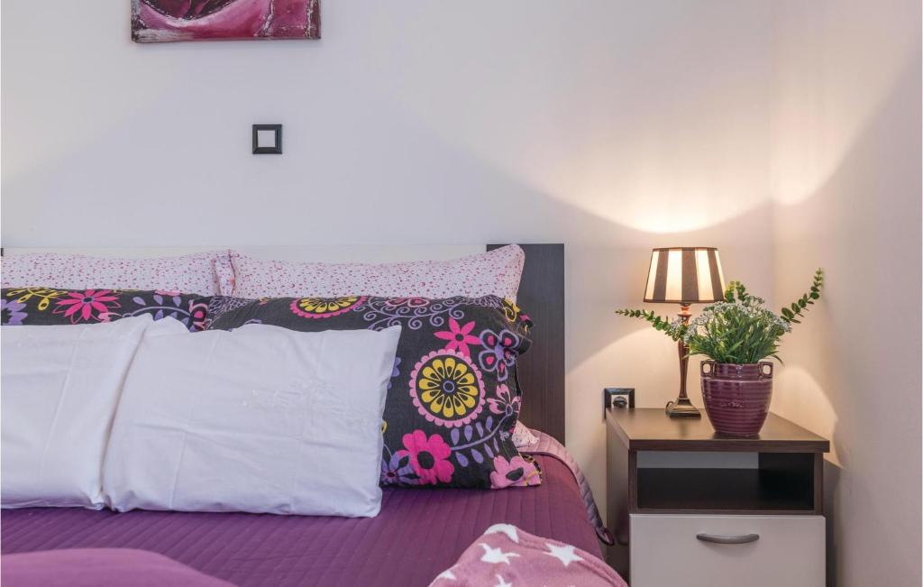 Posteľ alebo postele v izbe v ubytovaní Holiday Home Loborika 44