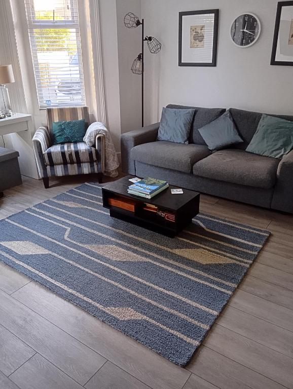 Stylish Apartment in Victorian Conversion FREE PARKING & PRIVATE PATIO Close to Beach Town Centre & BIC - Apartment - Ground Floor