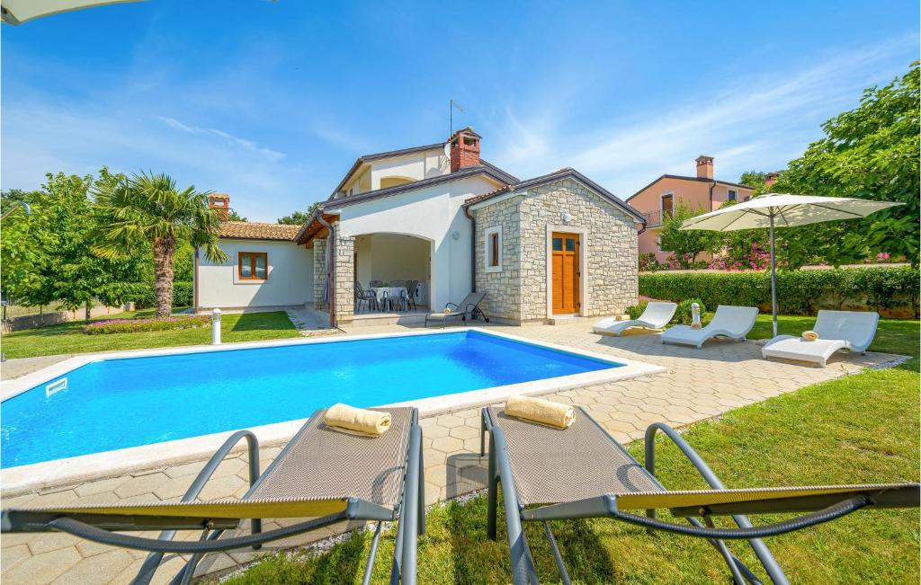 willa z basenem przed domem w obiekcie Three-Bedroom Holiday Home In Kmacici w mieście Kučići