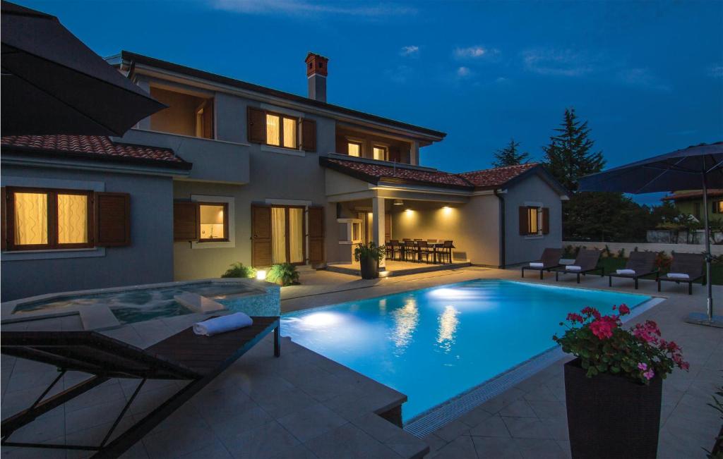 willa z basenem przed domem w obiekcie 4 Bedroom Awesome Home In Trosti w mieście Heki