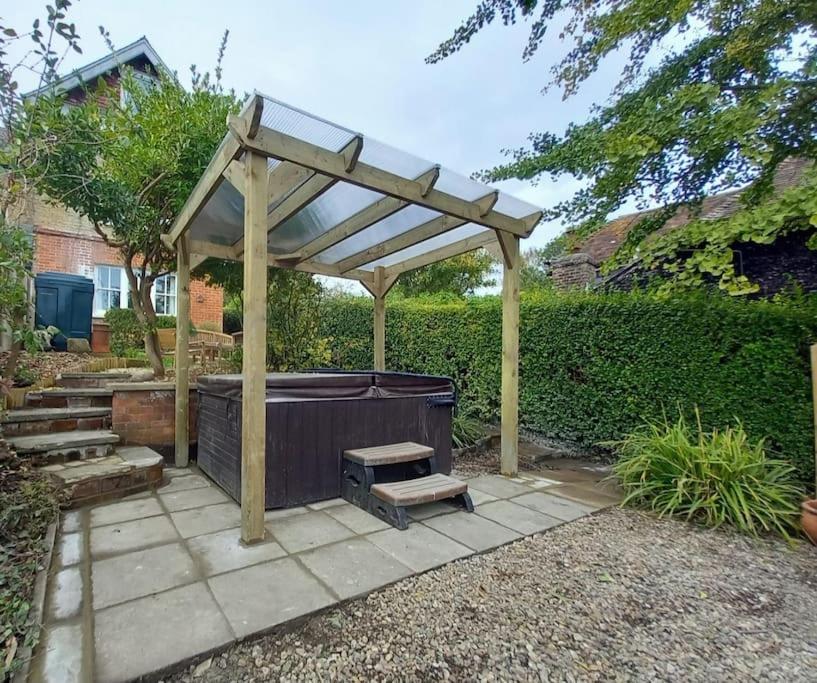 Zahrada ubytování Charming Village Cottage with Hot Tub