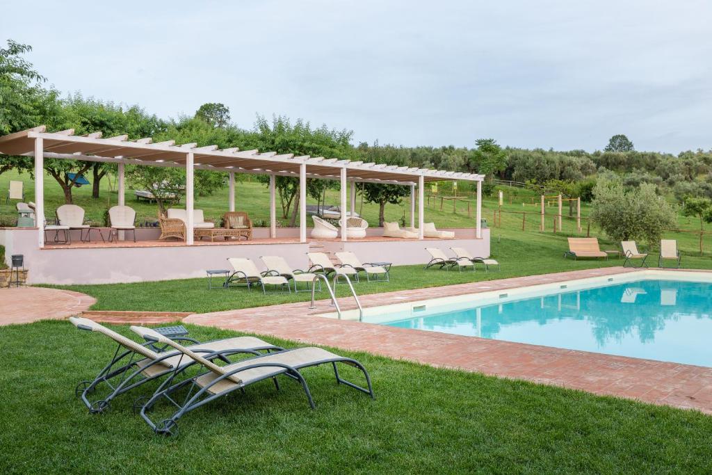 Bazén v ubytovaní Agriturismo Le Torri di Porsenna alebo v jeho blízkosti