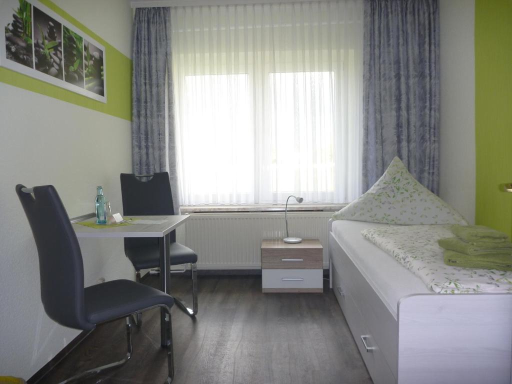 Restaurant & Pension Rüssel - Pub - Single Room With Shared Bathroom