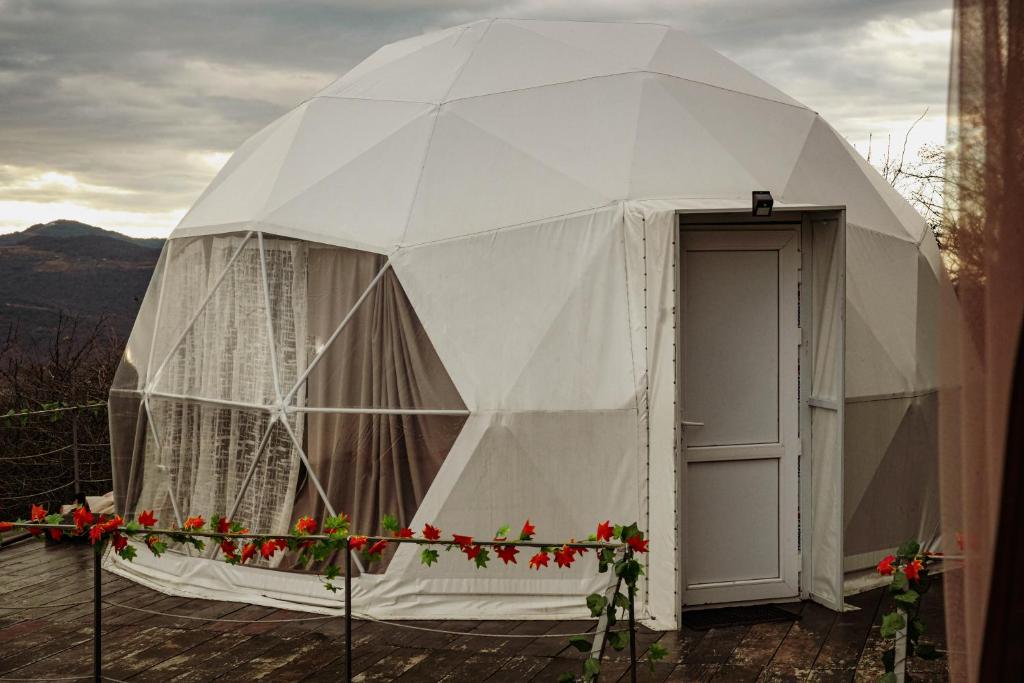 Nespecifikovaný výhled na hory nebo výhled na hory při pohledu z luxury tent
