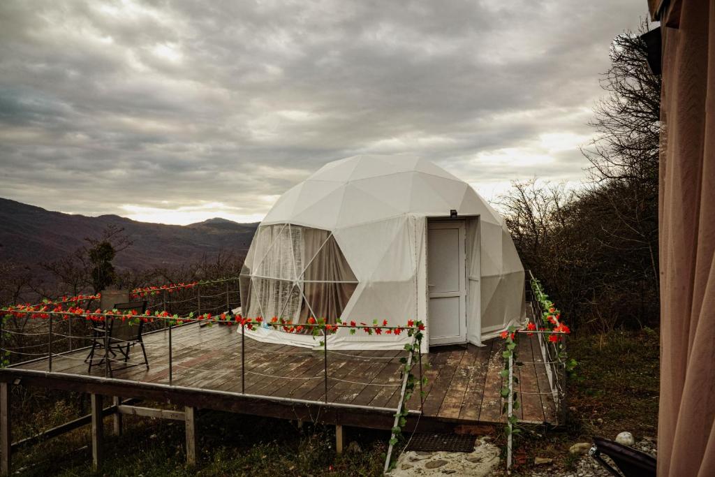 Nespecifikovaný výhled na hory nebo výhled na hory při pohledu z luxury tent