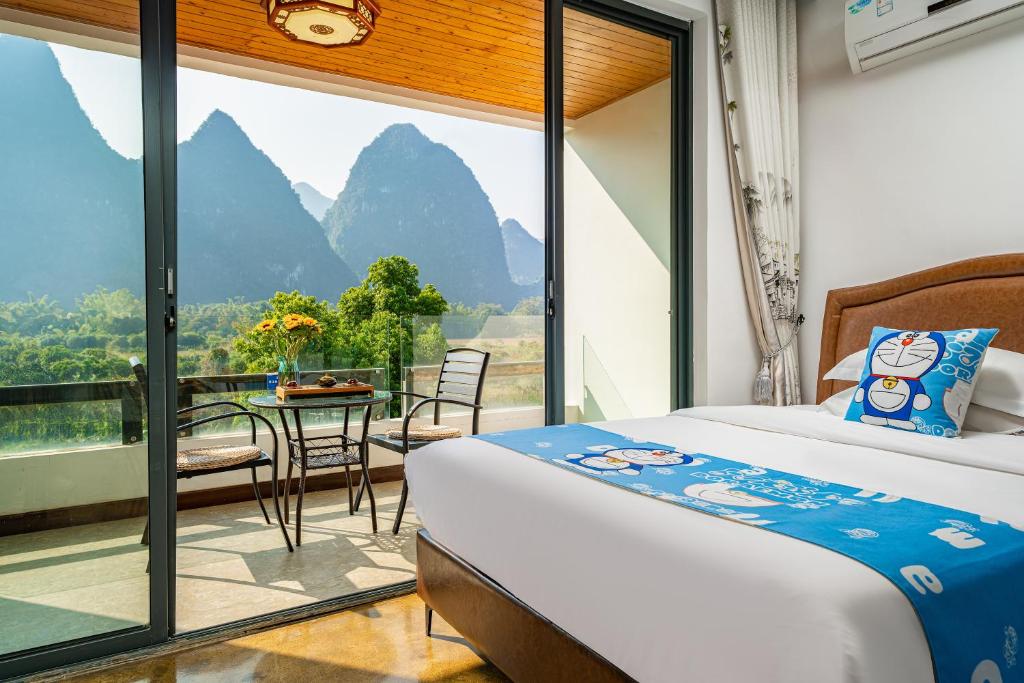 Nespecifikovaný výhled na hory nebo výhled na hory při pohledu z hotelu