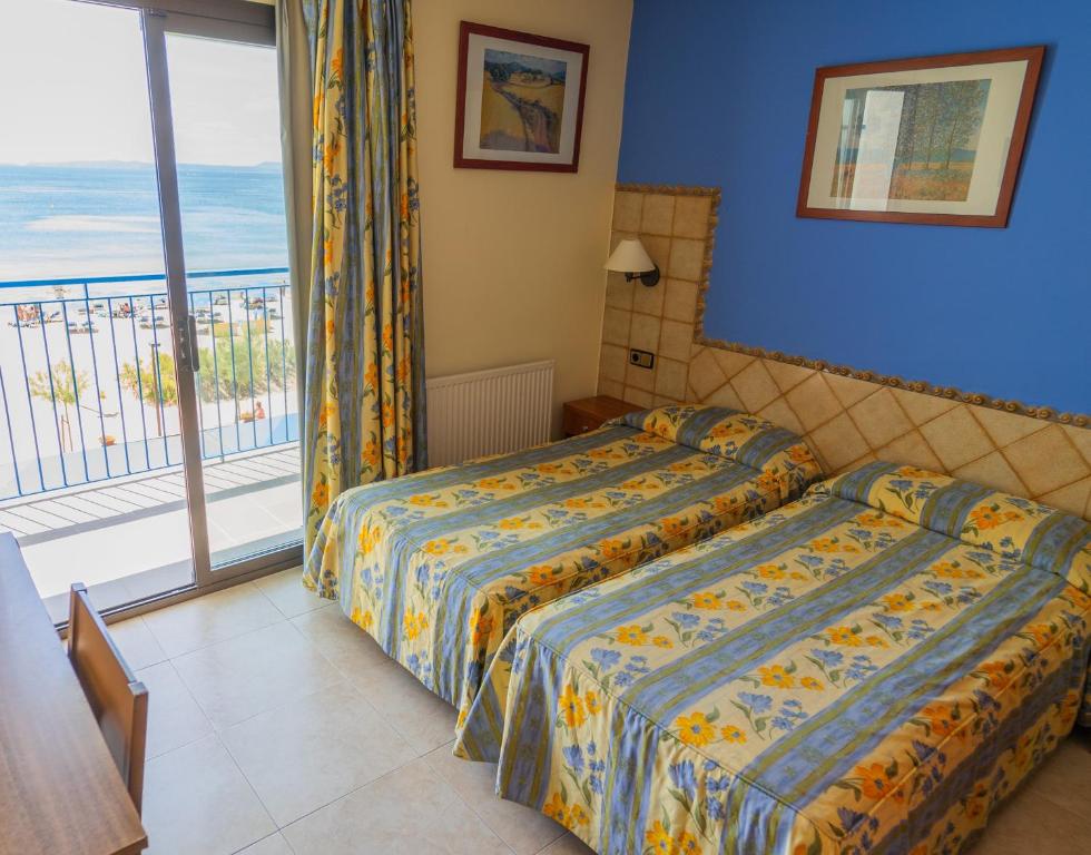 Postel nebo postele na pokoji v ubytování Hotel Marian Platja
