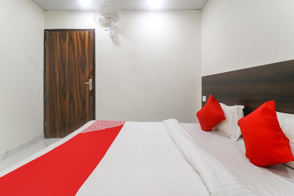 Postel nebo postele na pokoji v ubytování Hotel O Galaxy