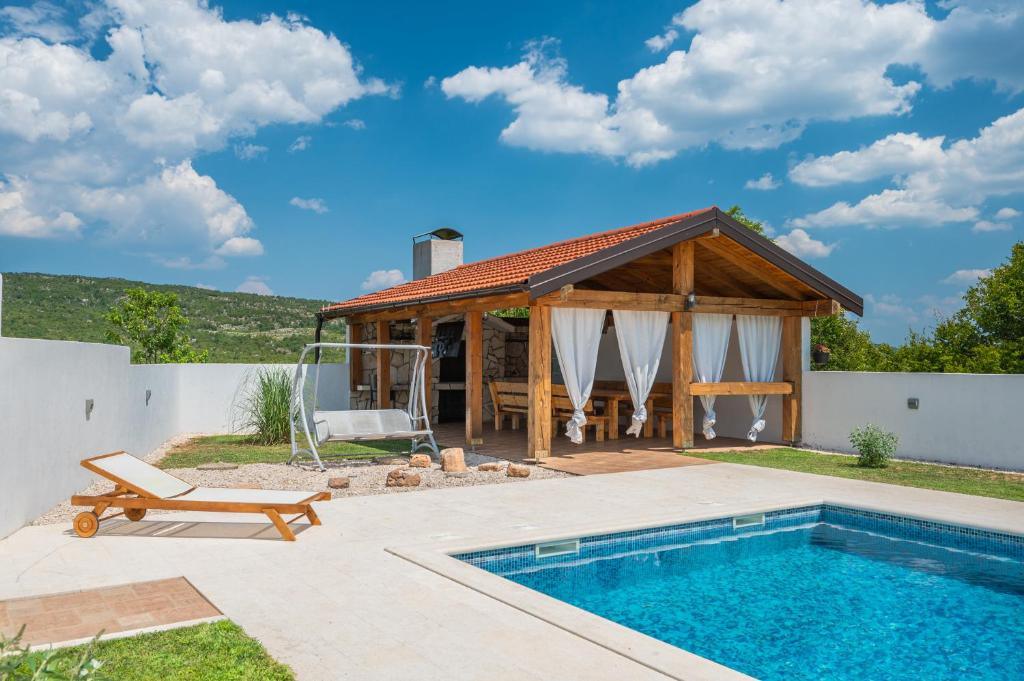 Bazén v ubytovaní Traditional Comfort Casa Natura with 36m2 Pool alebo v jeho blízkosti