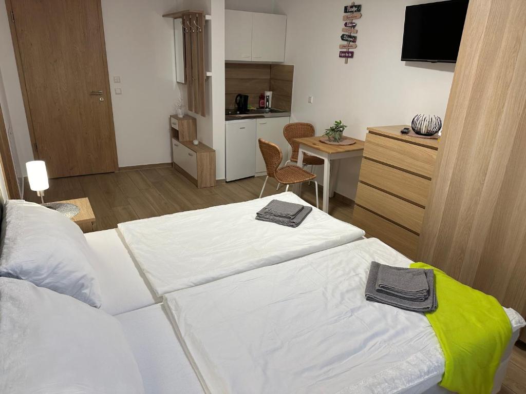 Postel nebo postele na pokoji v ubytování Hotel Kreuz Renchen