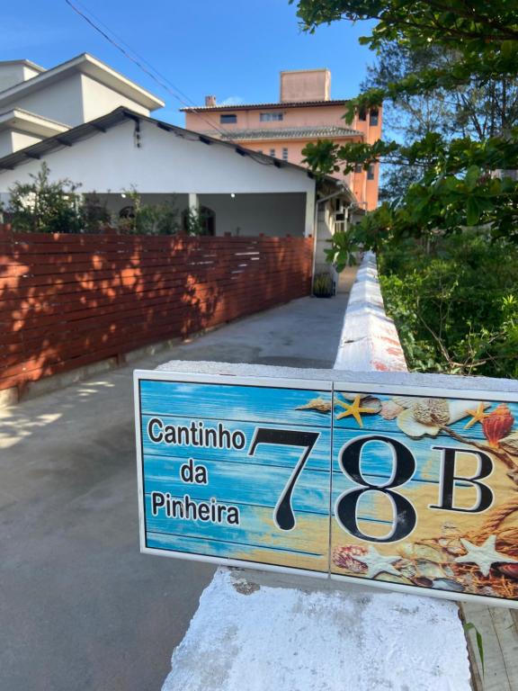 Un cartello che legge Cantina da Pitttica di fronte a una casa di Cantinho da Pinheira a Palhoça