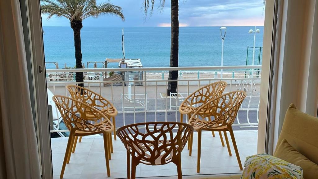 d'un balcon avec des chaises et une vue sur l'océan. dans l'établissement Une véritable perle 342L HUI, à Cannes