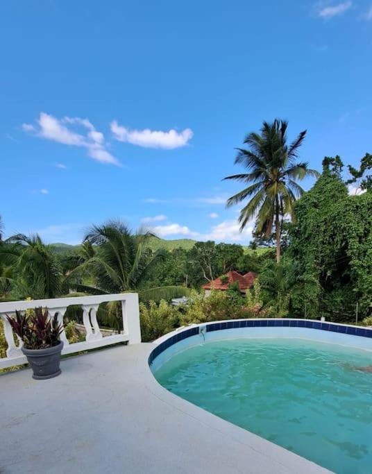 Bazén v ubytování Montego Bay Hillside Retreat nebo v jeho okolí