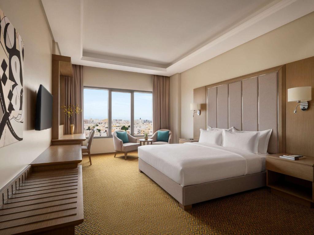 Postel nebo postele na pokoji v ubytování Mercure Muscat