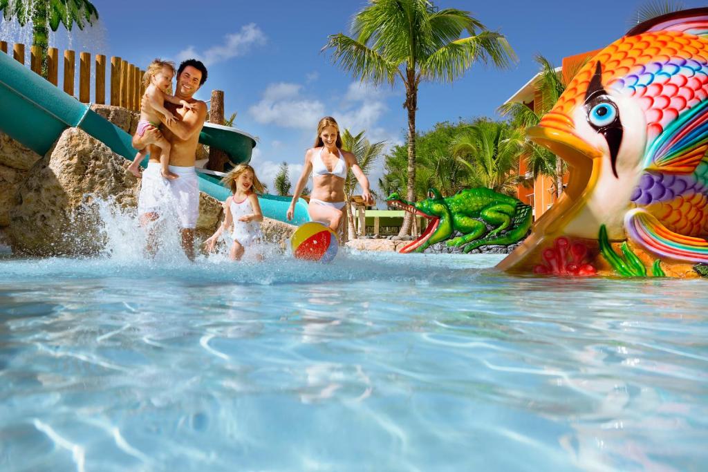 Bazén v ubytování Barceló Bávaro Palace All Inclusive nebo v jeho okolí