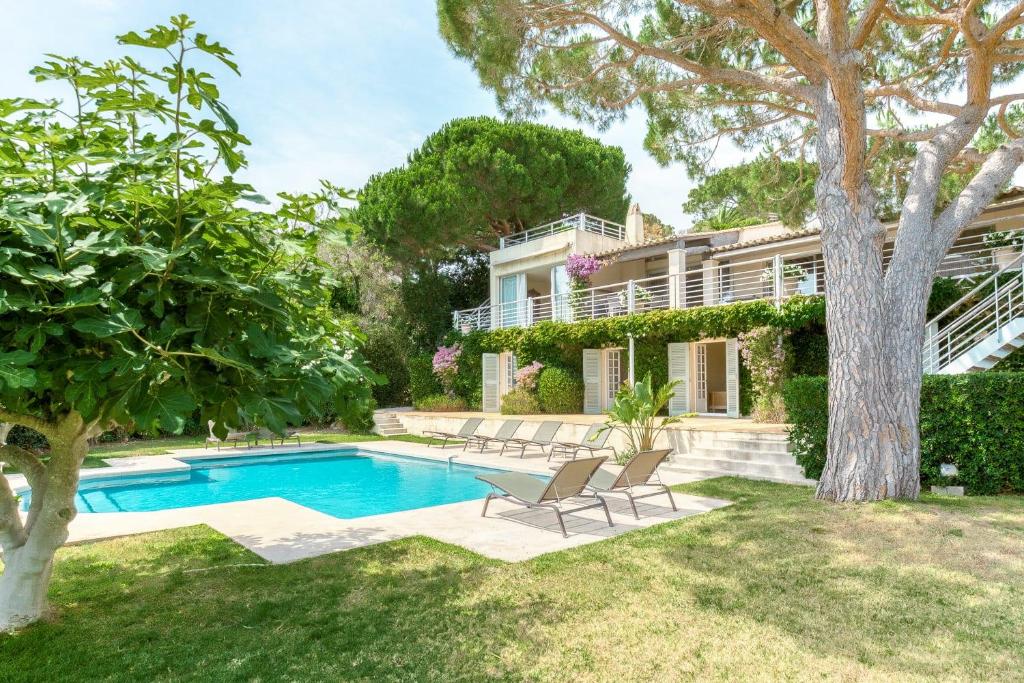 une maison avec une piscine dans la cour dans l'établissement Villa Capilla, sea view, à Saint-Tropez