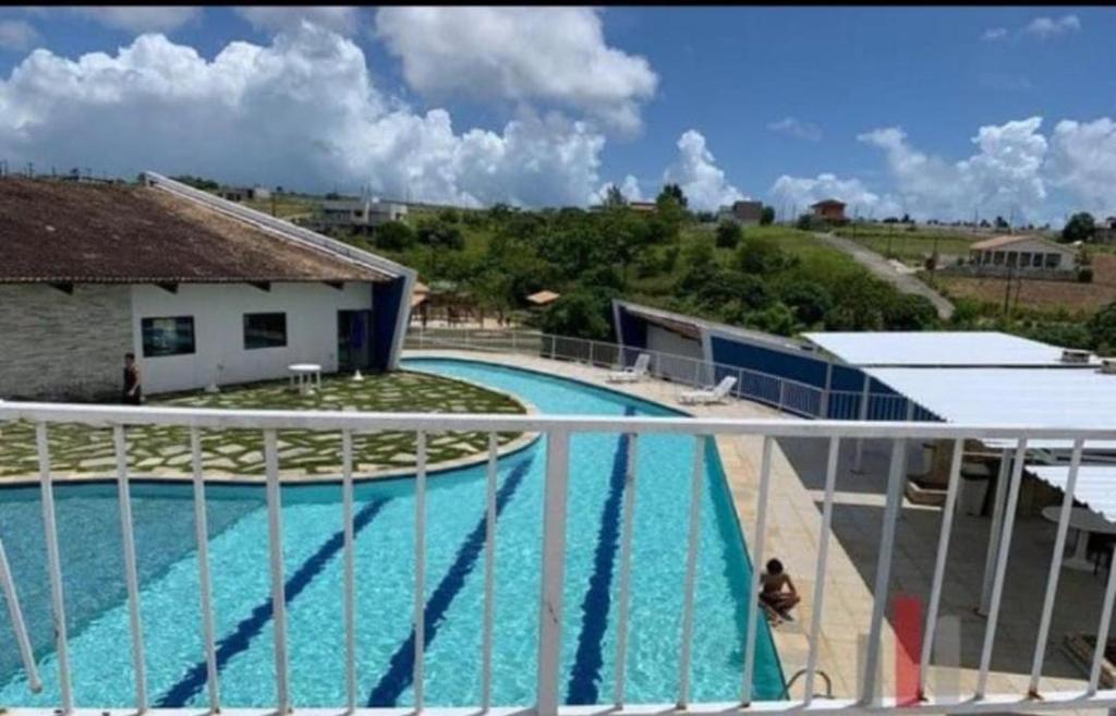 einen Balkon mit Poolblick in der Unterkunft Casa em Jacumã in Conde