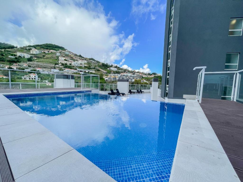 Bazén v ubytování Sandie's Serene Stay nebo v jeho okolí