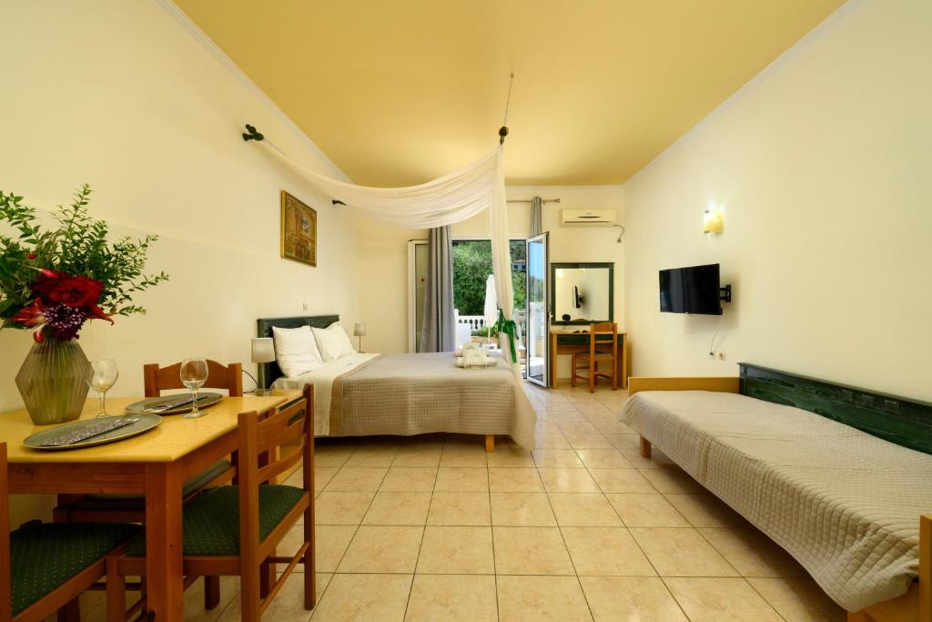 Kerkyra Island Hotel - 带露台的三重房间