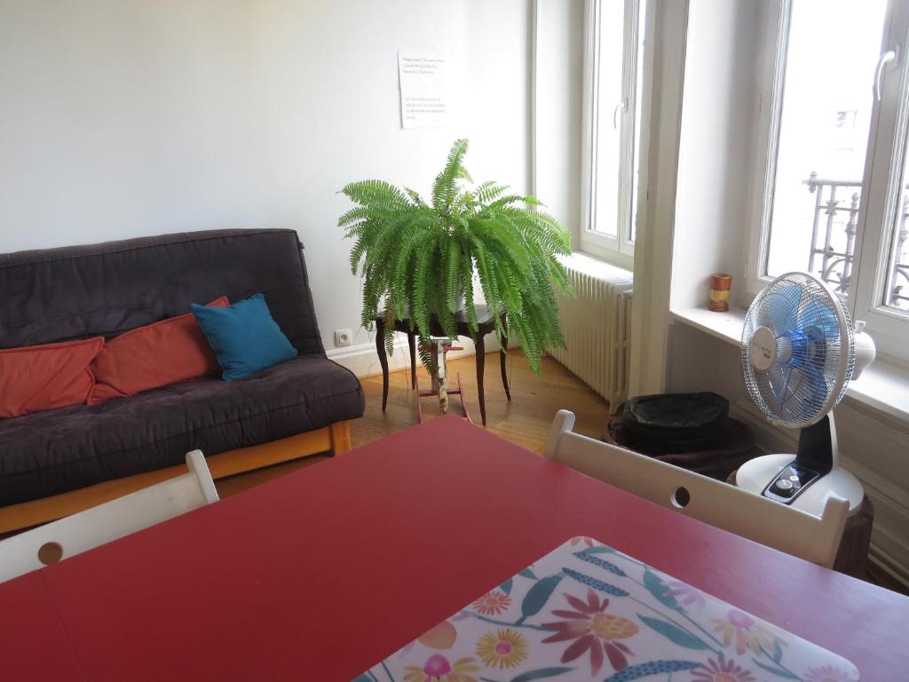 un salon avec un canapé et une table dans l'établissement Lyon 7 - Réservez une chambre OU tout l'appartement de 70m2 avec 2 SDB, à Lyon