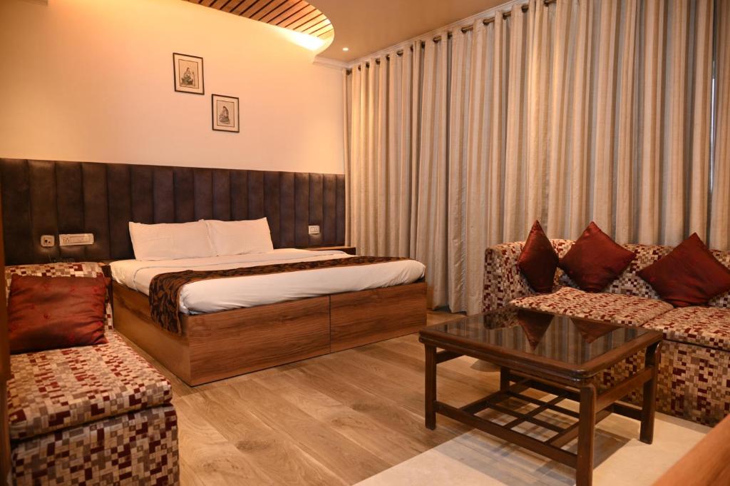 Una cama o camas en una habitación de Jullundur Hotel & Restaurant