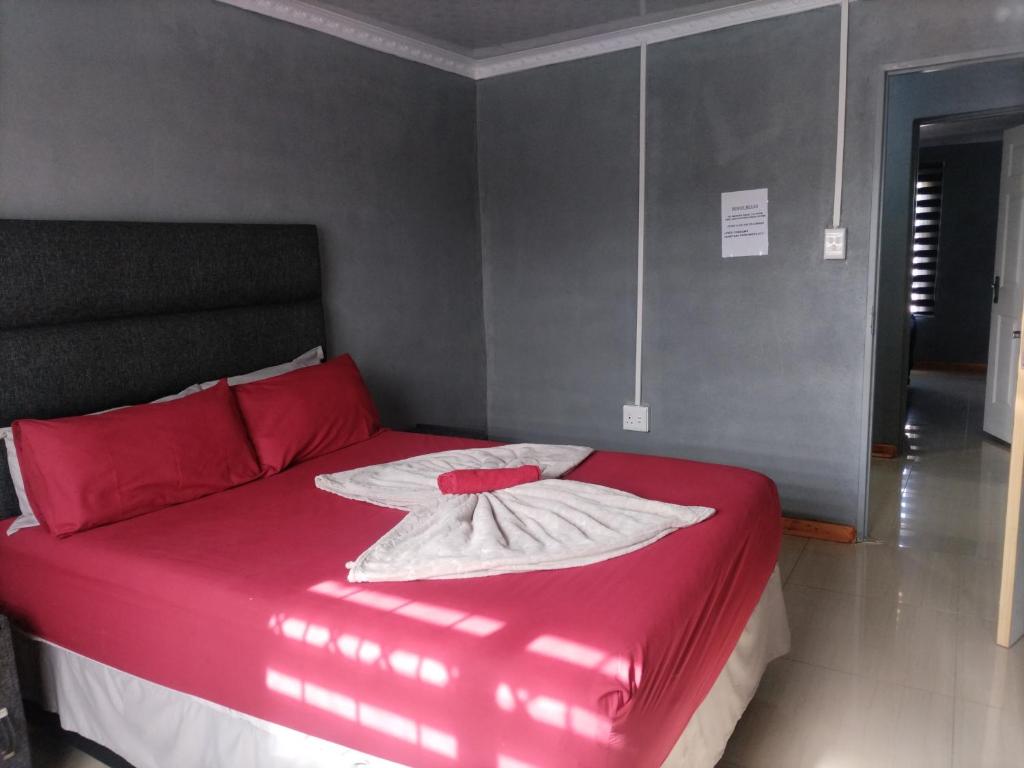 Postel nebo postele na pokoji v ubytování Monarca inn - Affordable Accomodation in makwane molapo location Qwaqwa