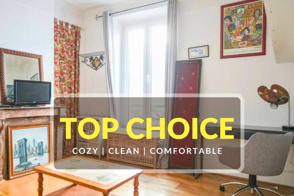 - un salon avec un panneau haut de gamme dans l'établissement Lovely studio in Bastille, à Paris