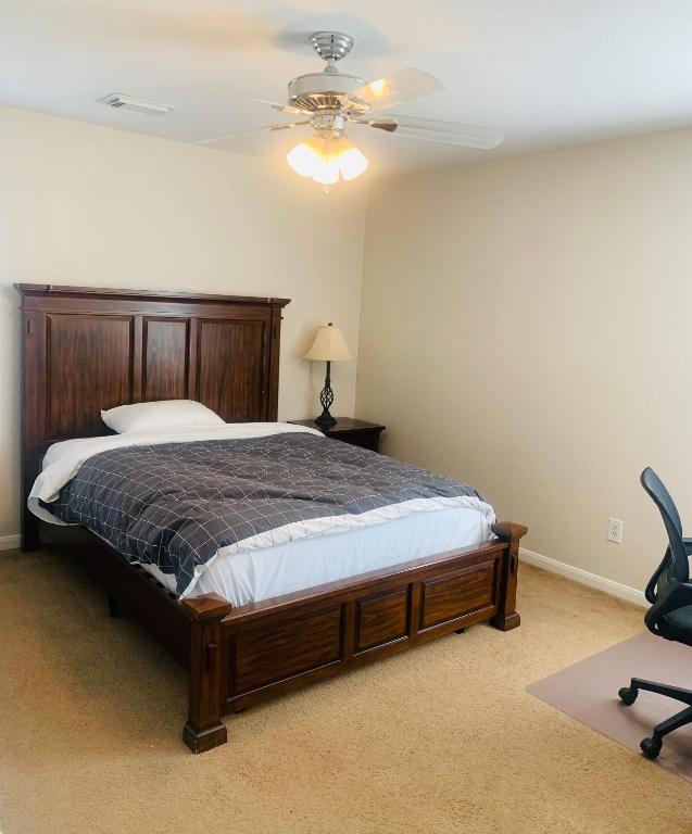Postel nebo postele na pokoji v ubytování Private Queen Room Cypress 290, TX
