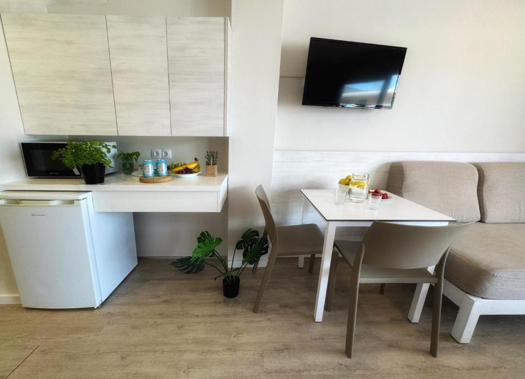 A kitchen or kitchenette at INN Mallorca Aparthotel