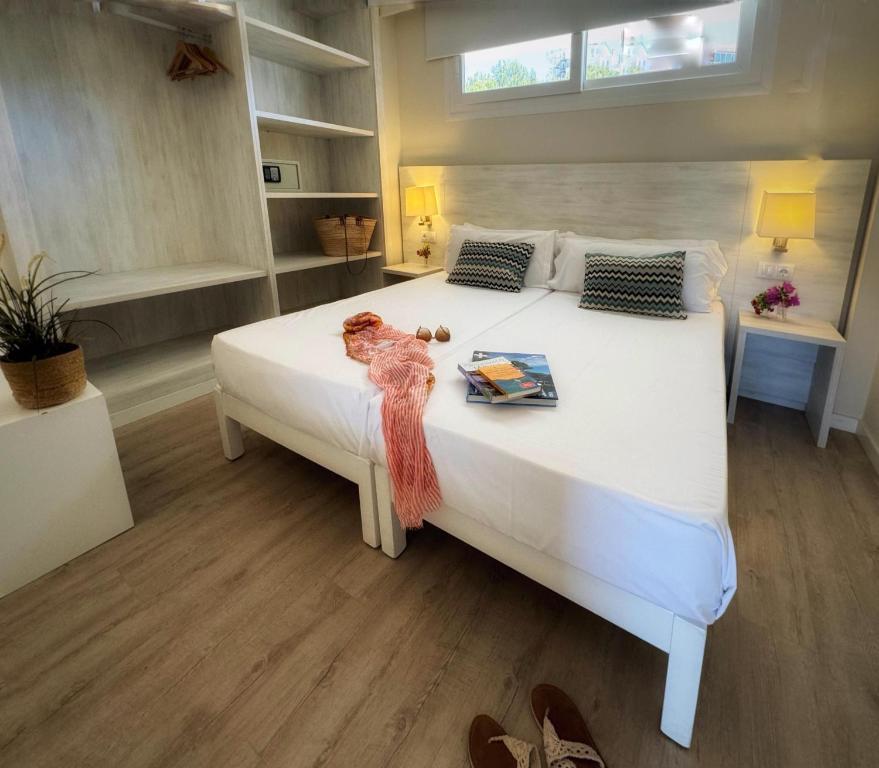 A bed or beds in a room at INN Mallorca Aparthotel