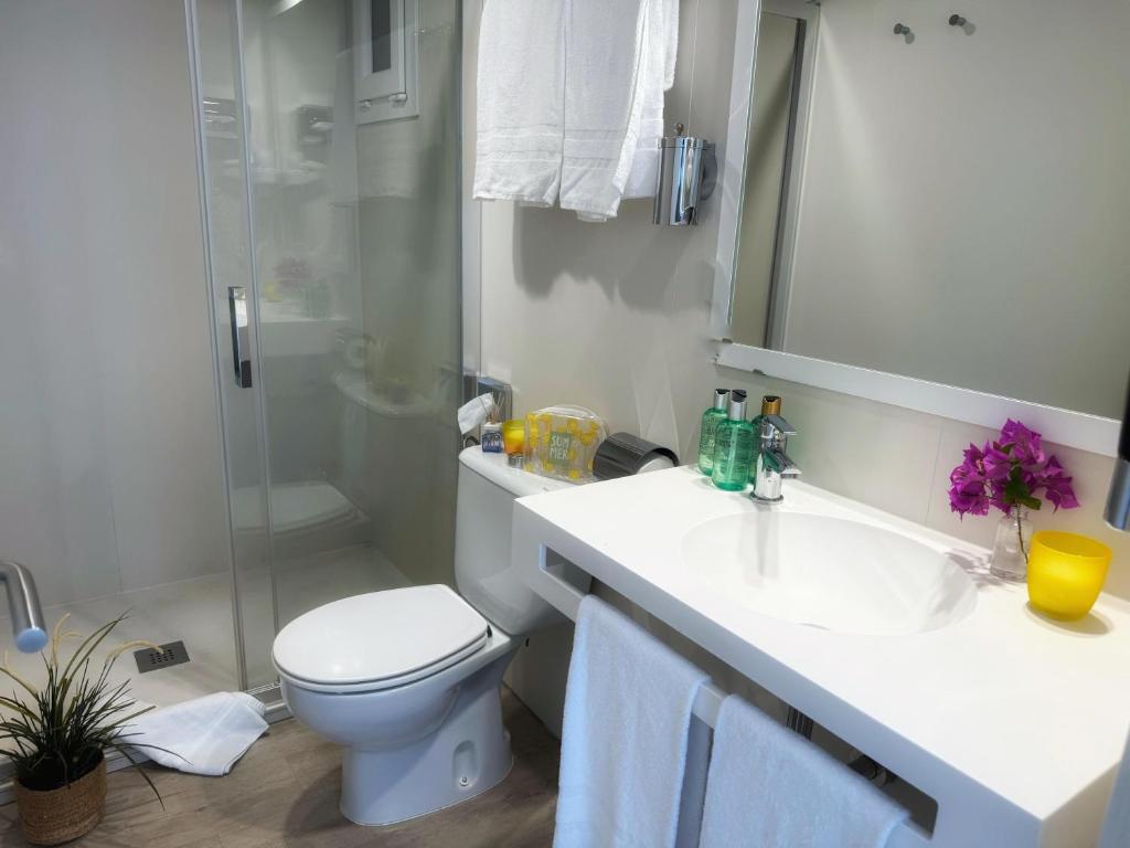 A bathroom at INN Mallorca Aparthotel