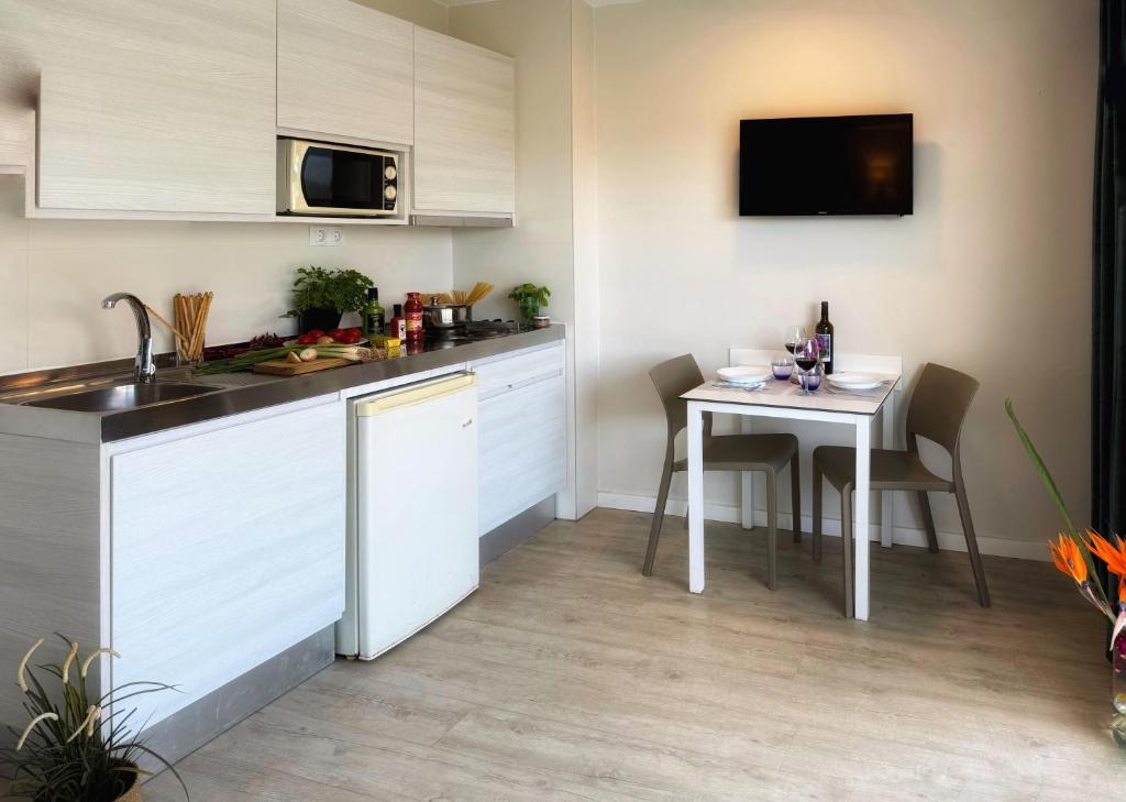 A kitchen or kitchenette at INN Mallorca Aparthotel